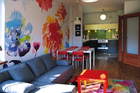 TV and multimedia, Coffee/tea facilities, Kitchen or kitchenette, Living room, Seating area, Dining area