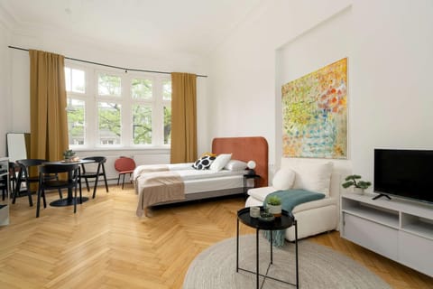 Bed, TV and multimedia, Living room