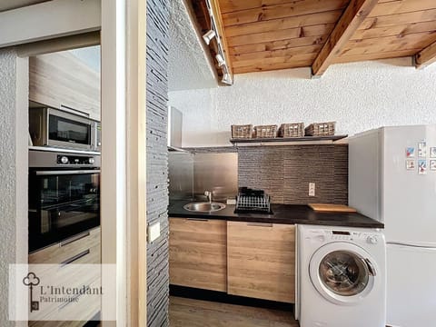 Coffee/tea facilities, Kitchen or kitchenette, dishwasher, oven, stove, toaster, washing machine, dryer