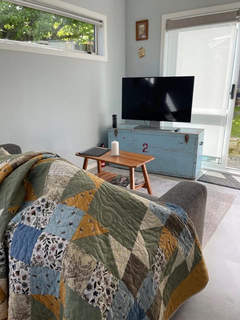 Communal lounge/ TV room, TV and multimedia, Living room, Seating area, Evening entertainment