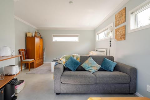 TV and multimedia, Living room, Seating area, Bedroom