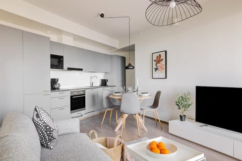 TV and multimedia, Living room, Food and drinks, Seating area, Dining area, Food, oven, stove, toaster