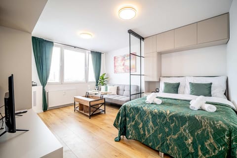 Bed, TV and multimedia, Living room, Photo of the whole room, Seating area, Bedroom, towels