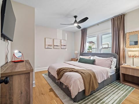 Bed, Photo of the whole room, Bedroom