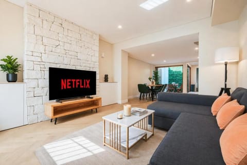 Communal lounge/ TV room, TV and multimedia, Living room, Photo of the whole room, Seating area, Dining area, Evening entertainment