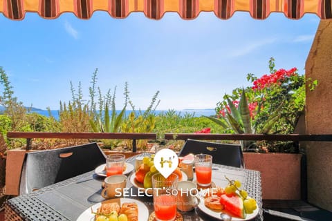Property building, Day, Natural landscape, View (from property/room), Balcony/Terrace, Dining area