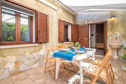 Spacious two-room apartment with private courtyard Apartment in Alghero