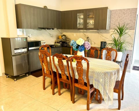 Kitchen or kitchenette, Dining area, stove