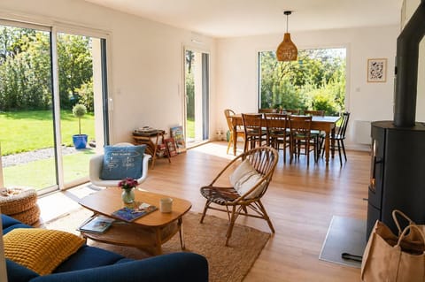 Patio, Garden, Living room, Seating area, Dining area, Garden view