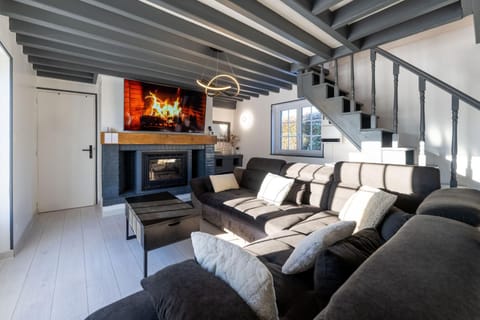 Communal lounge/ TV room, TV and multimedia, Living room, Seating area, Evening entertainment