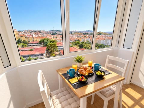 Property building, View (from property/room), Balcony/Terrace, Food and drinks, Seating area, Dining area, City view