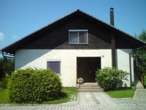 Bowling, Golfcourse, Horse-riding, Skiing, Tennis court, Hiking, Cycling