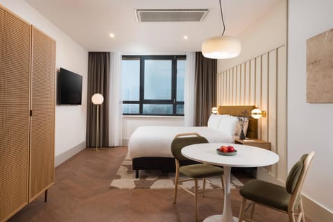 Bed, TV and multimedia, Bedroom