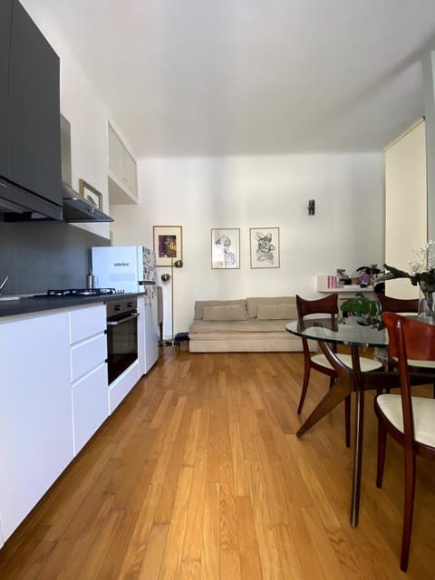 Kitchen or kitchenette, Living room, Seating area, Dining area, oven, stove