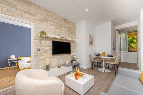 TV and multimedia, Living room, Seating area, Dining area