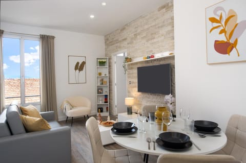 TV and multimedia, Living room, Seating area, Dining area