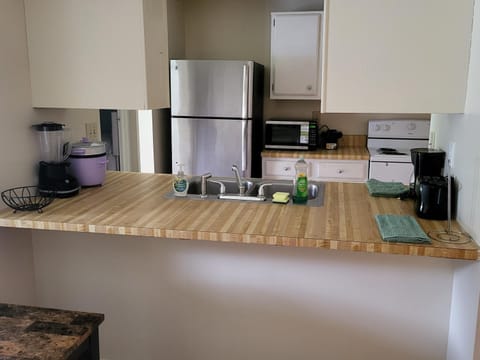 Kitchen or kitchenette, minibar
