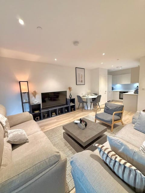 TV and multimedia, Kitchen or kitchenette, Living room, Seating area, Dining area