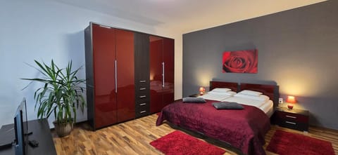 Bed, TV and multimedia, Photo of the whole room, Bedroom, towels, wardrobe