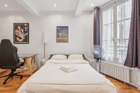 Bed, Living room