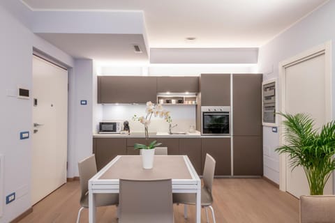 Kitchen or kitchenette, Dining area, oven, stove