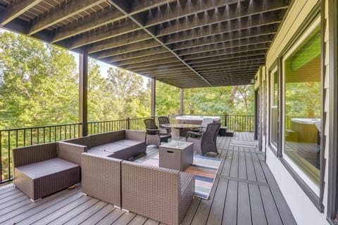 Hot Tub, Decks and 2 Kitchens Mtn-View Jasper Gem! House in Georgia