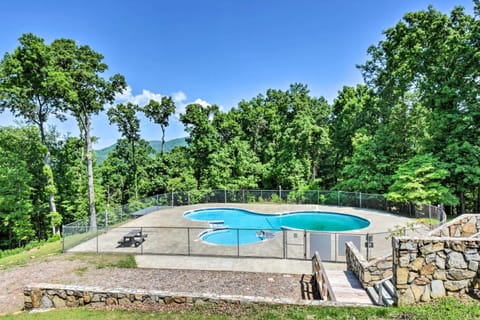 Hot Tub, Decks and 2 Kitchens Mtn-View Jasper Gem! House in Georgia