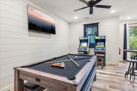 Smoky Shores Lakeview Cabin by Beyond Expectations Cabin in Douglas Lake