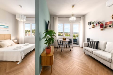 Bed, TV and multimedia, Living room, Photo of the whole room, Seating area, Bedroom, internet, air conditioner