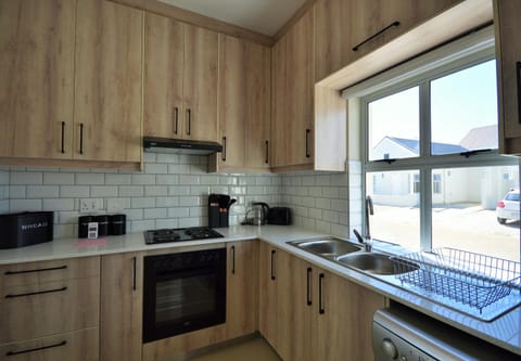 Coffee/tea facilities, Kitchen or kitchenette, dishwasher, oven, stove, toaster