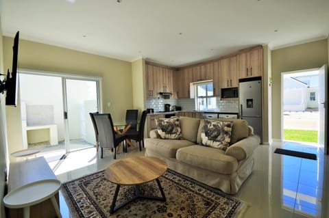 TV and multimedia, Kitchen or kitchenette, Living room, Seating area, Dining area, oven