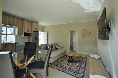 Communal lounge/ TV room, TV and multimedia, Kitchen or kitchenette, Living room, Seating area