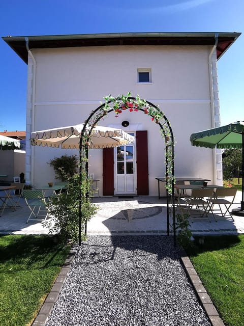 Patio, Spring, Summer, Garden, Dining area, Garden view, Lunch, Dinner, furniture, internet