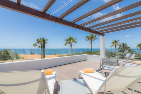 View (from property/room), Balcony/Terrace, Dining area, Beach, Sea view, sunbed