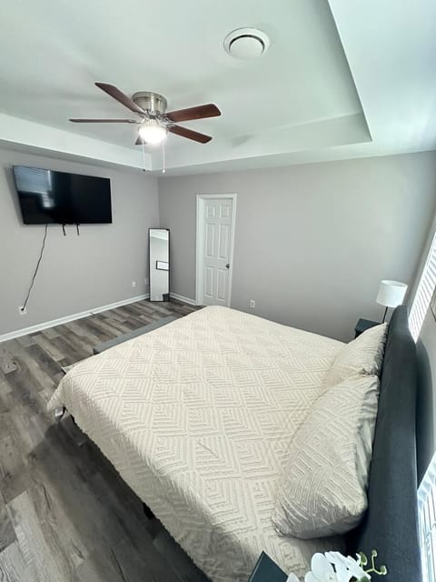 Happiness house House in La Vergne