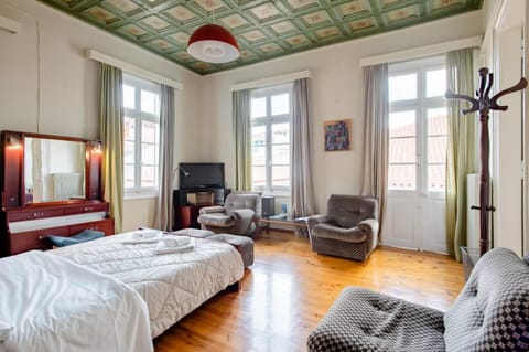 Bed, TV and multimedia, Photo of the whole room, Seating area, Bedroom