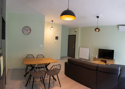 Communal lounge/ TV room, TV and multimedia, Living room, Seating area, Dining area, Evening entertainment, air conditioner