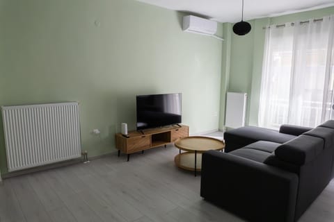 Communal lounge/ TV room, TV and multimedia, Living room, Seating area, Evening entertainment, internet