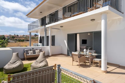 Property building, Day, Balcony/Terrace, Seating area