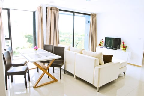 Day, TV and multimedia, Living room, Seating area, Dining area, On site