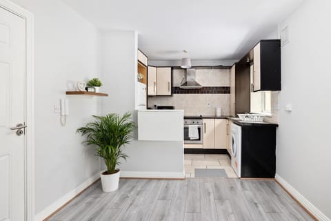 Coffee/tea facilities, microwave, stove, washing machine, kitchen