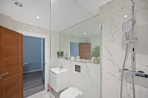 Shower, Toilet, Bathroom, towels