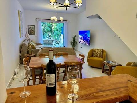 Living room, Seating area, Dining area