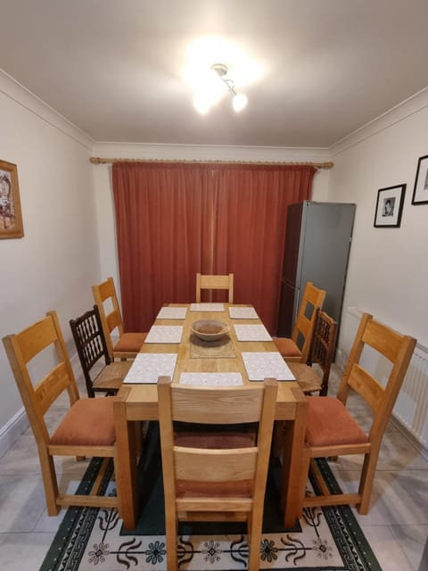 Central to town, 4 bedrooms, sleeps 8, parking for 4 plus cars House in Stratford-upon-Avon