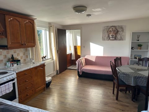 Communal lounge/ TV room, Kitchen or kitchenette, Living room, Dining area, oven