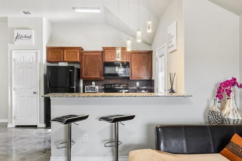 Kitchen or kitchenette, minibar