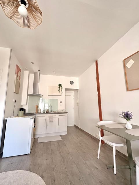 Kitchen or kitchenette, Dining area, oven