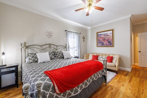 Bed, Seating area, Bedroom