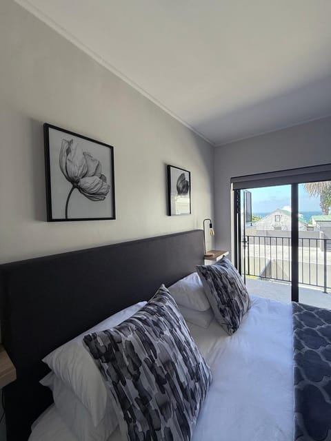 View (from property/room), Balcony/Terrace, Bedroom