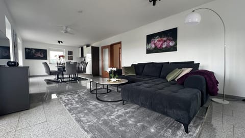 Communal lounge/ TV room, TV and multimedia, Kitchen or kitchenette, Living room, Seating area, Evening entertainment